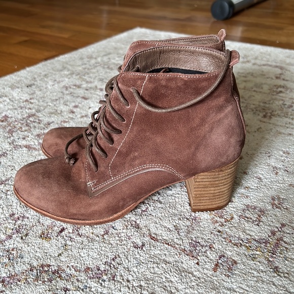 Dolce Vita “Hal” suede bootie - Picture 2 of 4